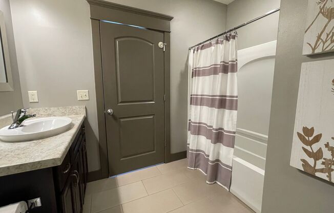 2 beds, 2 baths, 894 sqft, $1,595, Unit B - 1004 Unit 207 - B1078