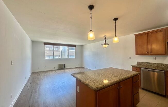 San Diego State Upgraded 1 BD / 1 BA W/ Parking & In-Unit Laundry!!