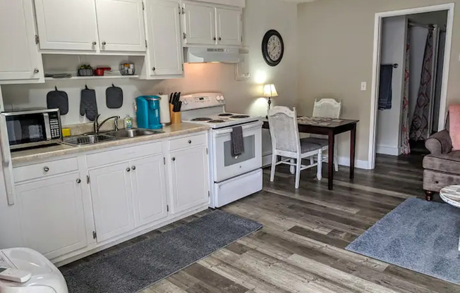 1 bed, 1 bath, 450 sqft, $1,195, Unit 115