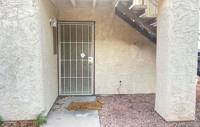 Charming ground level unit in Phoenix!!