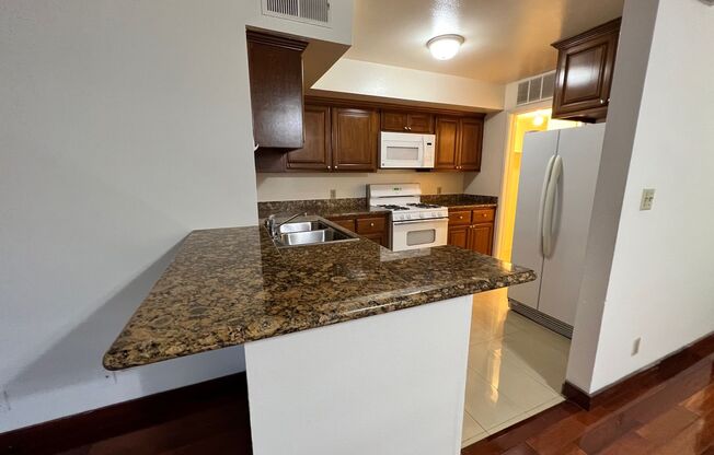 1 BEDROOM/1 BATH APARTMENT - NEAR UCLA CAMPUS & WESTWOOD VILLAGE