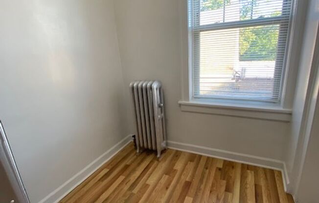 Corner 1BR on Elmwood/Dempster! Heat Included - Train!