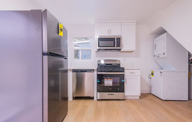 2 beds, 1 bath, $3,695, Unit 1404 Ocean Park Blvd