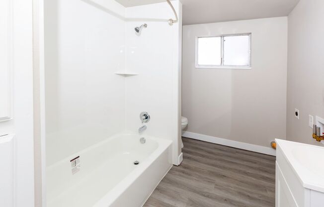 2 beds, 1 bath, 800 sqft, $1,295, Unit #14