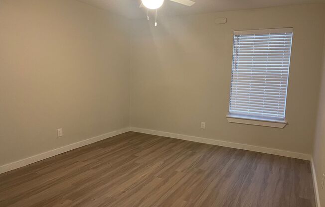 2 beds, 1 bath, 900 sqft, $1,550, Unit LAW7-112