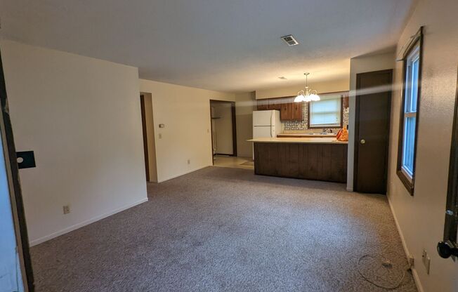 2 beds, 1 bath, $800, Unit 501 E 6th St - Apt D