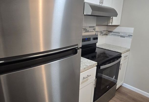 2 beds, 1 bath, 907 sqft, $1,100, Unit 1885E