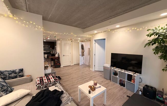 2 beds, 1 bath, 826 sqft, $2,600, Unit 410