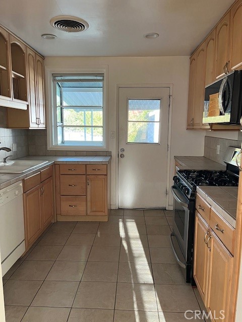 2 beds, 1 bath, 981 sqft, $3,600