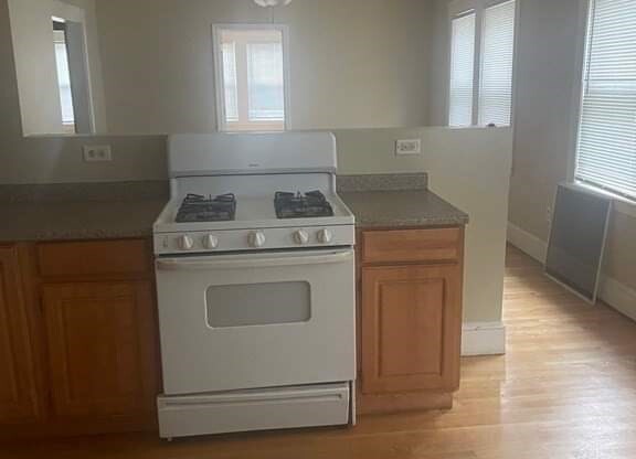 2 beds, 1 bath, 1,000 sqft, $2,200, Unit 3L