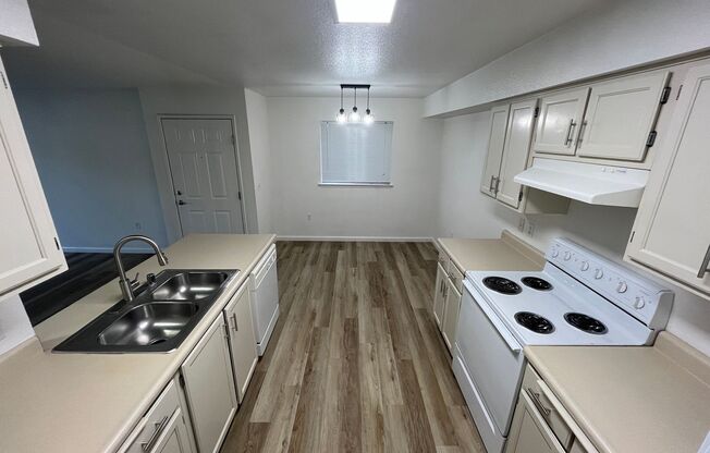 2 beds, 1 bath, 848 sqft, $1,900, Unit 1704