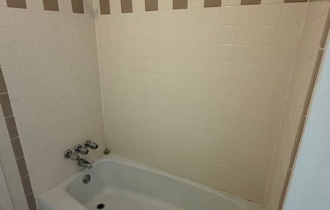 2 beds, 1 bath, 1,100 sqft, $1,325, Unit 412-3