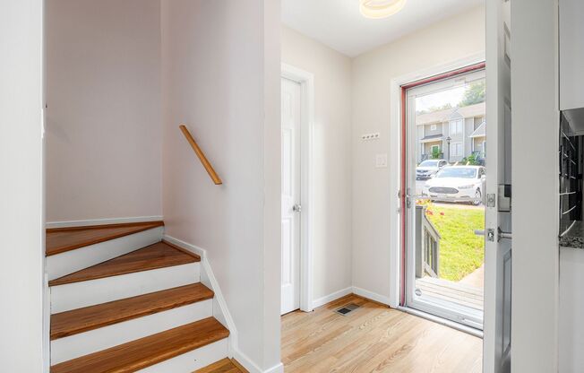 Charming 2 Bedroom/1 Bath Townhome in Henrico ***Available NOW***