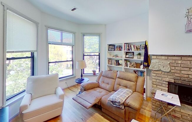 Lincoln Park 3 Bed/2 Bath Duplex + In unit Wash/Dryer