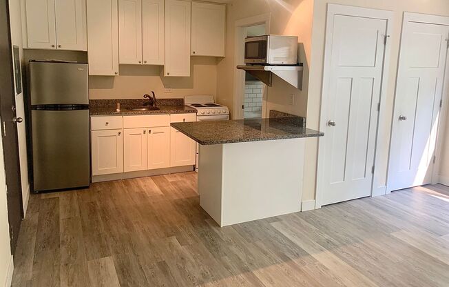 Studio, 1 bath, $725, Unit 07