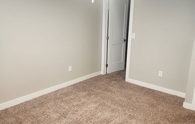 2 beds, 1 bath, 850 sqft, $950, Unit 07