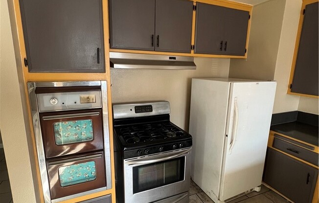 3 beds, 1 bath, 950 sqft, $3,300