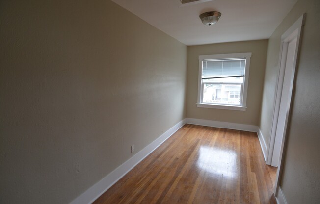 2 beds, 1 bath, 750 sqft, $1,295, Unit J