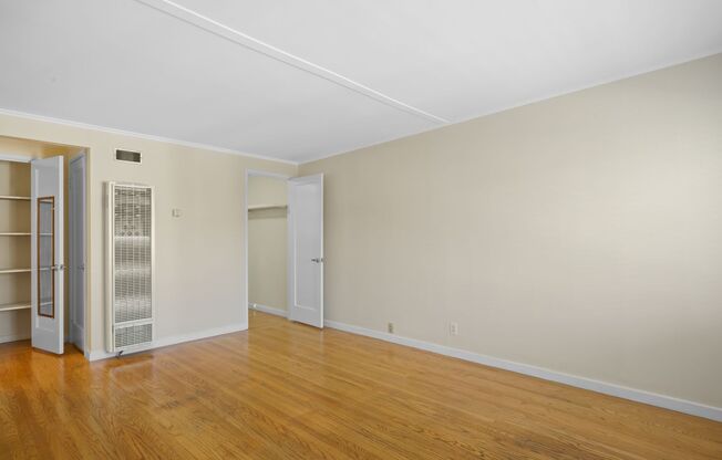 Spotless XL Studio Apartment in a Quiet Building w/Walk-in Closet