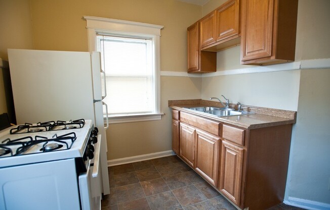 3 beds, 1 bath, $1,795, Unit 2534-B