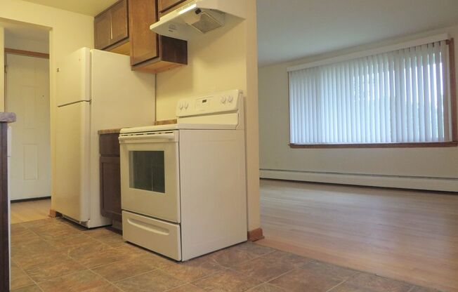 3 beds, 1 bath, 950 sqft, $1,424, Unit 5822-3 Russett