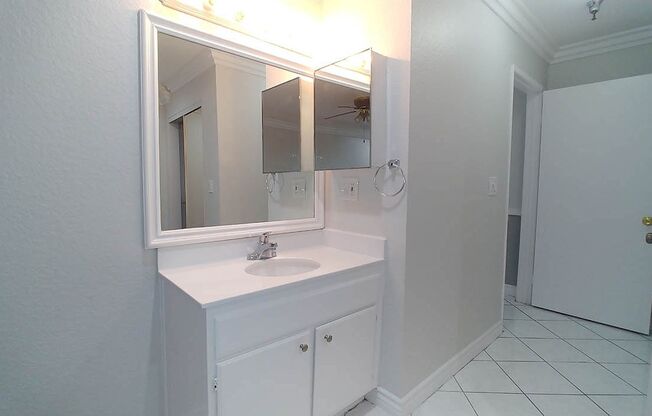 2 beds, 2 baths, 910 sqft, $2,795, Unit 401