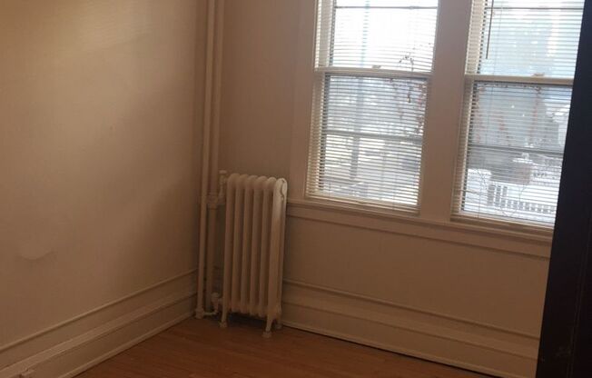2 beds, 1 bath, $1,275, Unit 3059 N Maryland Ave B, Milwaukee, WI 53211