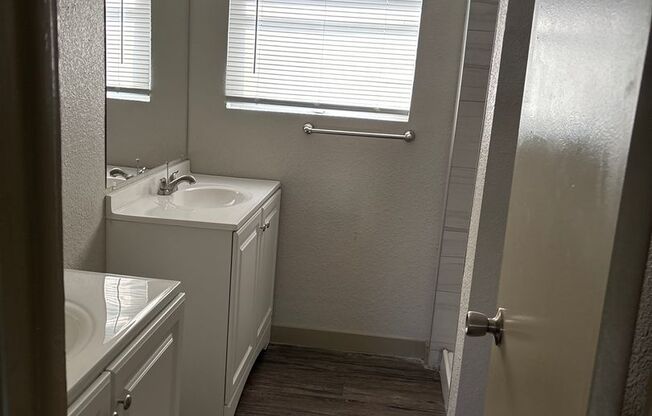2 beds, 1.5 baths, 870 sqft, $1,025, Unit B06