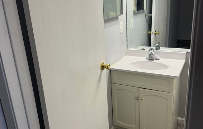 2 beds, 1 bath, 850 sqft, $1,550, Unit 119HS