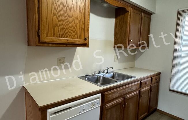 2 beds, 1 bath, 941 sqft, $899, Unit B