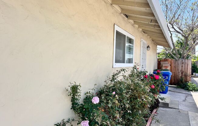 Campbell Duplex: 3 BR 1 BA with Garage & Washer Dryer!