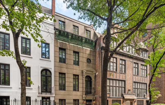 223 E 49 ST