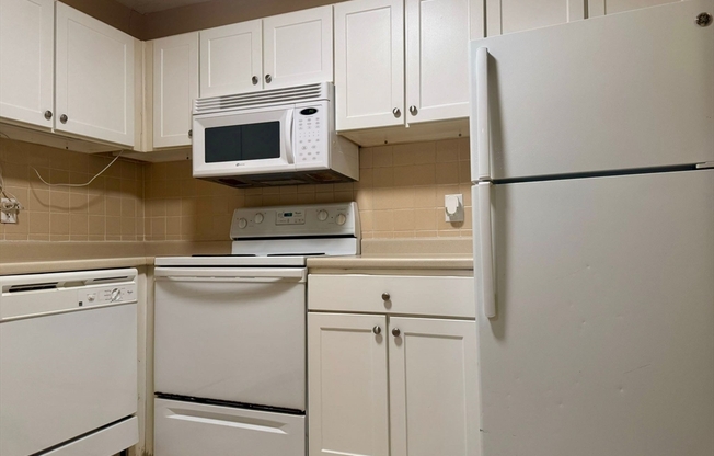 2 beds, 1 bath, 1,020 sqft, $2,300, Unit E112