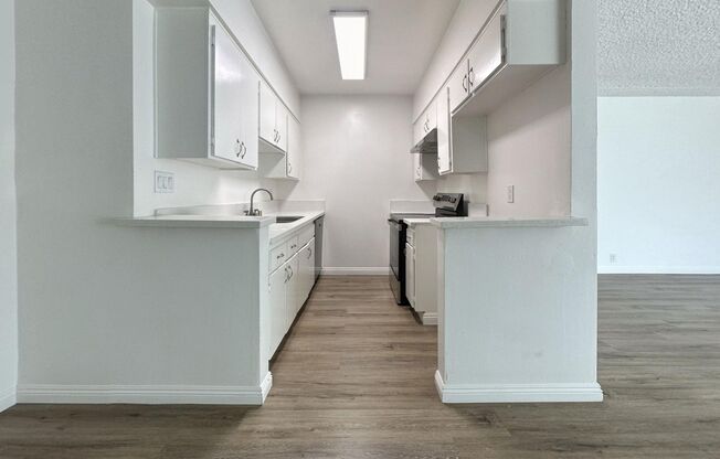 2 beds, 1 bath, 975 sqft, $2,045, Unit 28