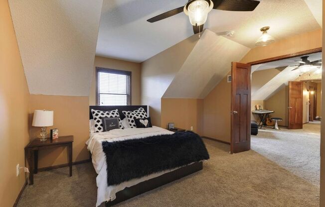 Woodbury, Stylish & Spacious Home Near Shops, Dining & Community Amenities!