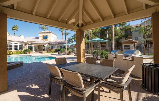 Poolside BBQ and picnic area - Sonterra Apartments at Paradise Valley