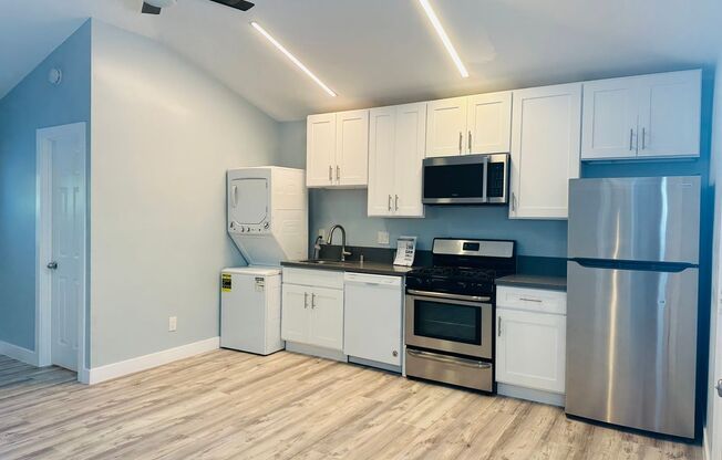 $500.00 Discount with 1 Year Lease  !!!!!Beautiful, Cozy Renovate Studio Apartment!!!!!