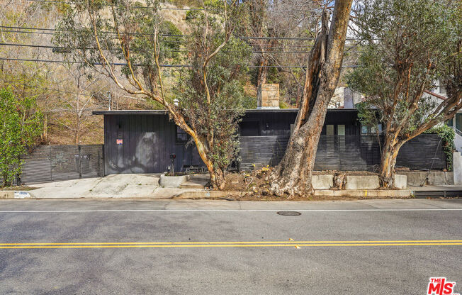 1806 BENEDICT CYN DR