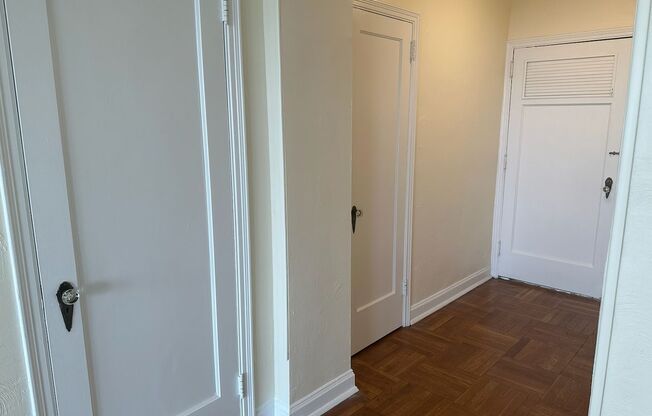 Studio, 1 bath, 413 sqft, $1,425, Unit Royal York 1015