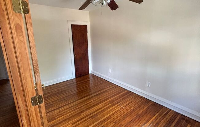 3 beds, 1 bath, $1,000, Unit 289