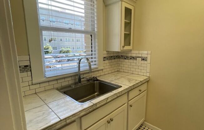 Studio, 1 bath, 300 sqft, $1,124, Unit 27