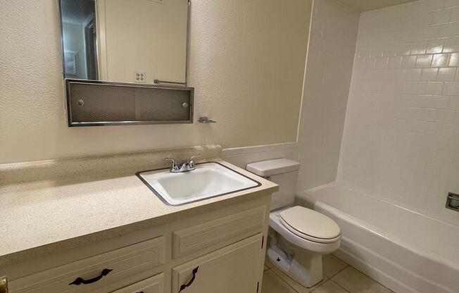 1 bed, 1 bath, 687 sqft, $825, Unit 03