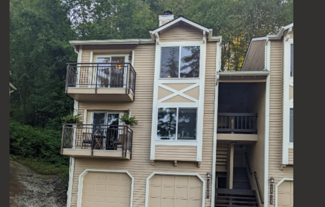Woodinville townhouse style condo. 2 bed 2 bath 2 parking. Clubhouse.