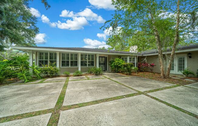 CHARMING HOME IN WOODFIELDS NEIGHBORHOOD