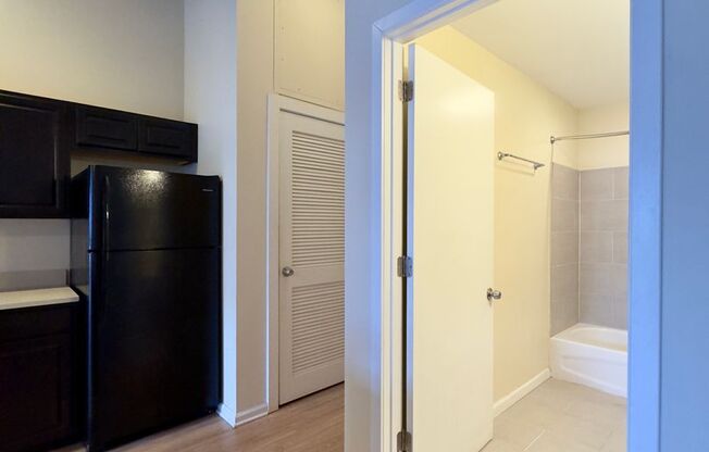 Studio, 1 bath, 899 sqft, $1,360, Unit 413 Unit 102