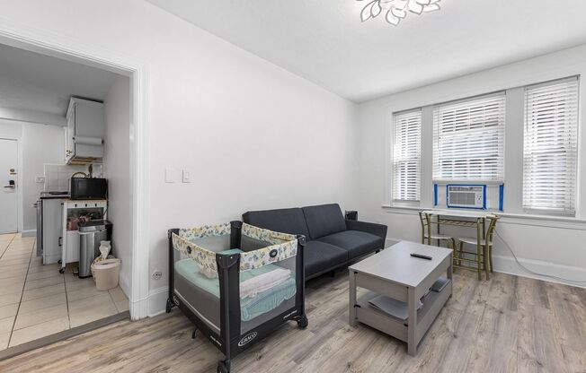 1 Bed - Close to T - Private Patio - Laundry in Building