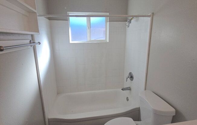 2 beds, 1 bath, 850 sqft, $1,195, Unit 18