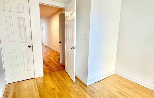 2 beds, 1 bath, $2,700, Unit 2R