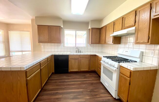 $2,295 Valentine & Clinton, Beautiful 3 Bedroom Home - N Rafael Ave, Fresno