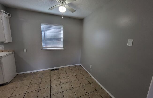 2 beds, 1 bath, $1,100, Unit 4